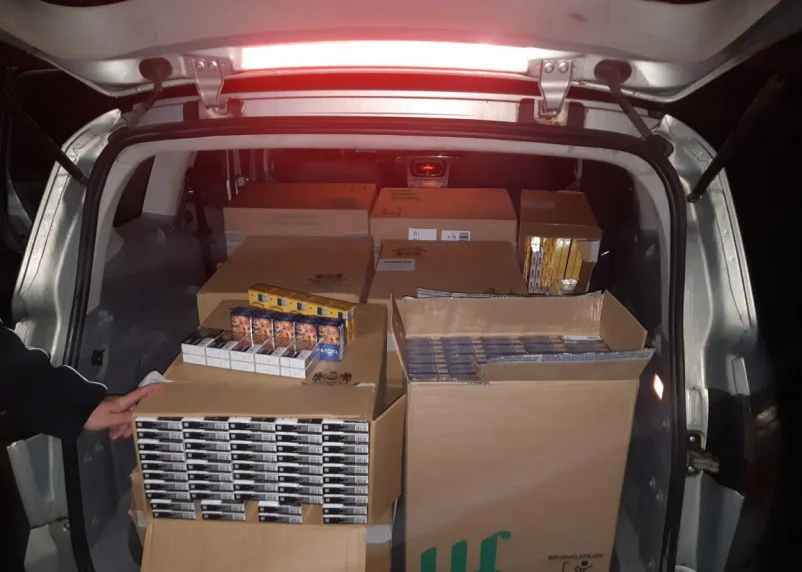 Смоленские пограничники задержали водителя, который открыто перевозил тысячи пачек контрабандных сигарет